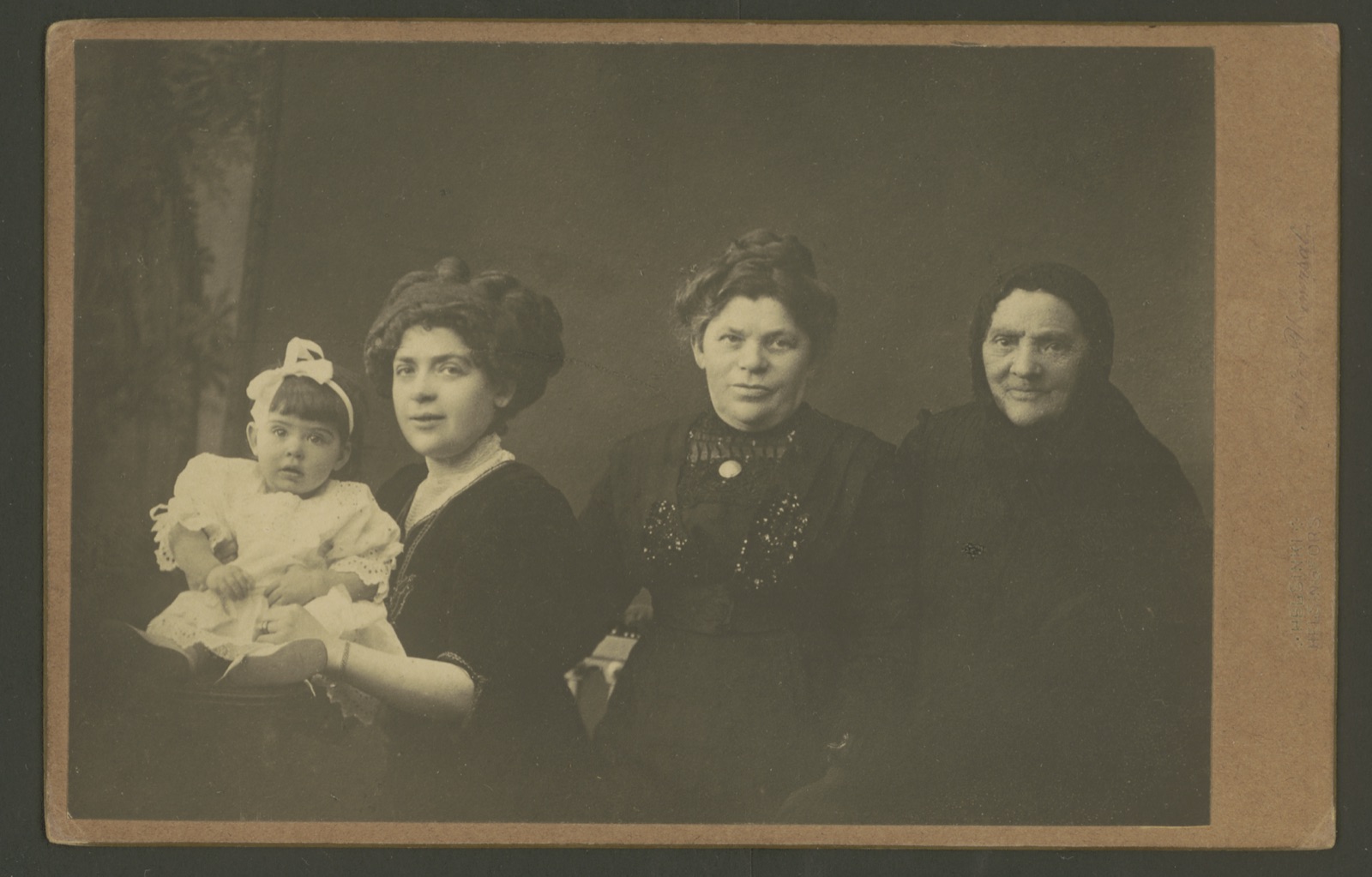 Neljä sukupolvea helsinkiläisiä noin 1910