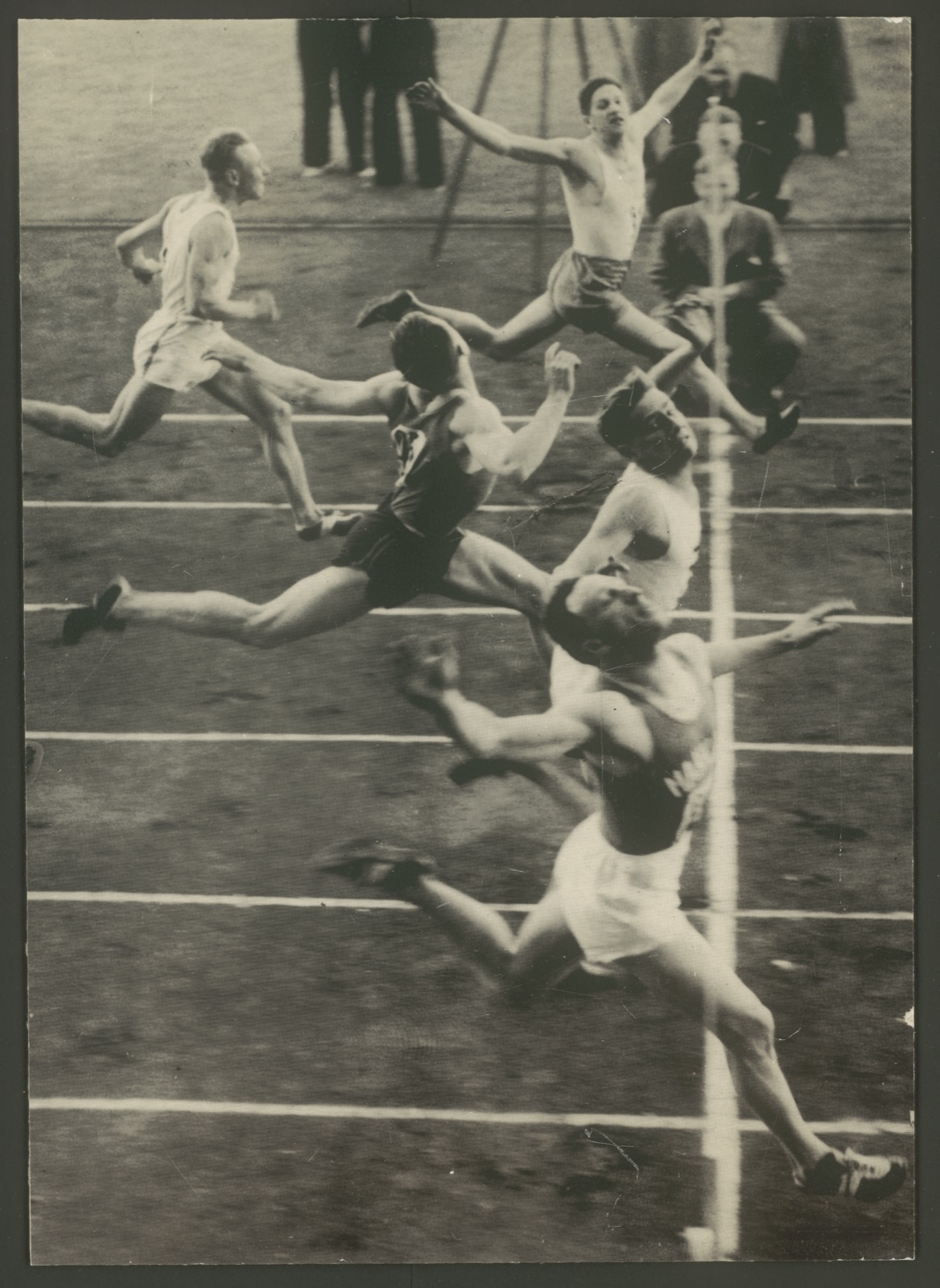 Abraham Tokazier voittamassa 100 metrin juoksun 1939