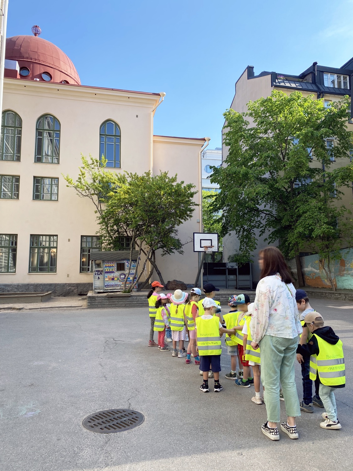 Juutalaisen päiväkodin lapsia synagogan pihapiirissä